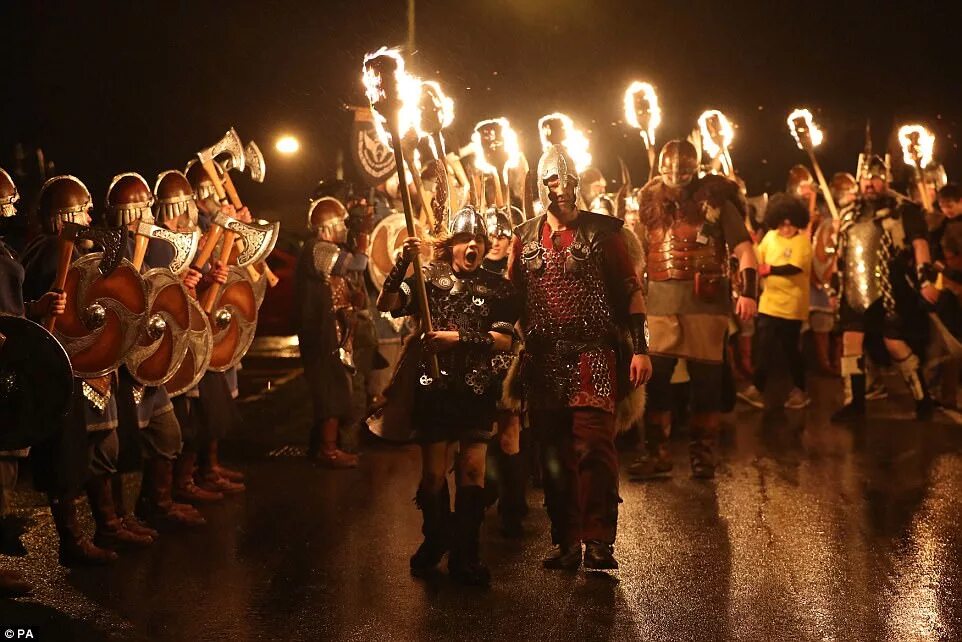Апхеллио фестиваль огня в шотландии. Ап хелли аа (up helly aa) в шотландии. Апхеллио фестиваль огня в шотландии. Фестиваль огня up helly aa в шотландии. Праздник апхелио.