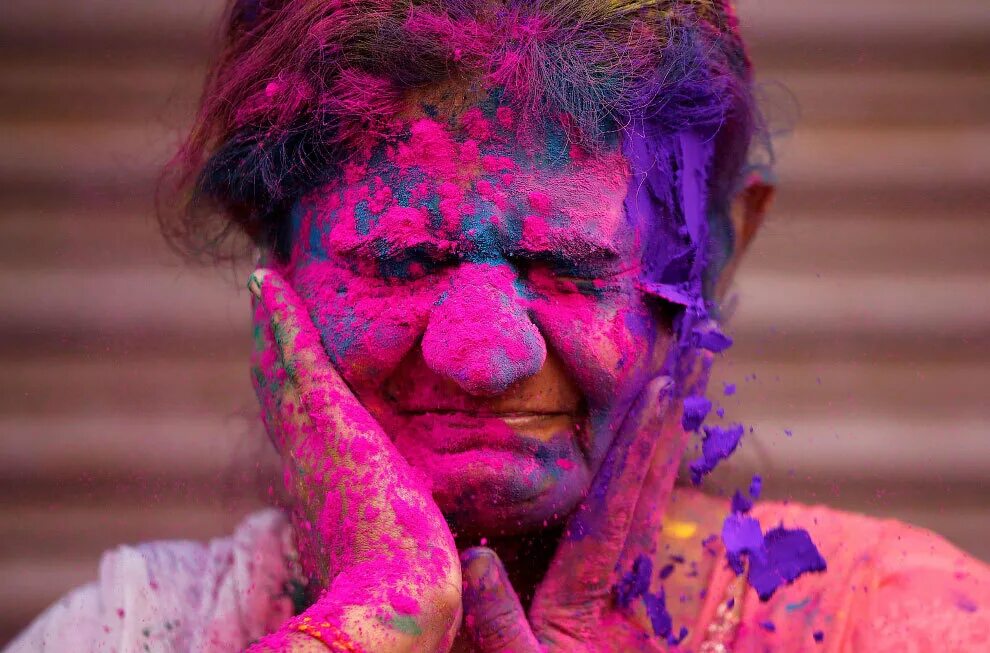 Holi bam. Фестиваль красок холи в индии. праздник красок холи в индии. краска холи holi like. холли краски фестиваль.