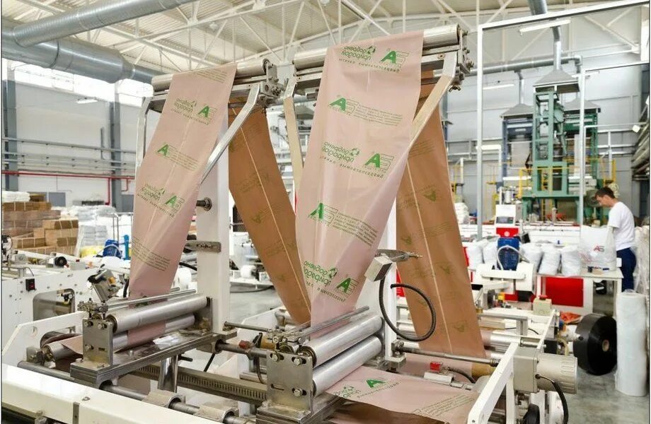 Производители бумаги картона. Производство пакетов. Упаковочная продукция. Цех упаковки. Завод по производству пакетов.