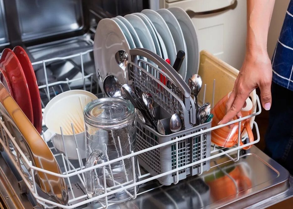 Посудомоечная машина жесткая вода. Для посудомоечных машин. Посуда в посудомоечной машине. Мойка посуды в посудомоечной машине. Мытье посуды в посудомоечной машине.
