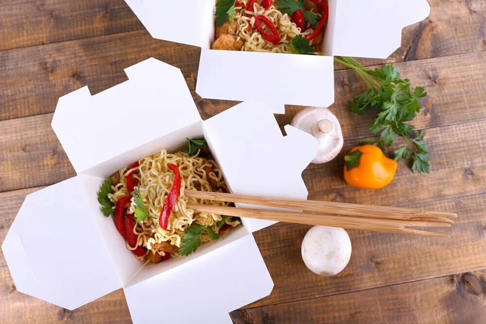 Китайская еда в коробочках. Лапша в коробочках. Китайская лапша в коробочках. Лапша вок в коробочке.