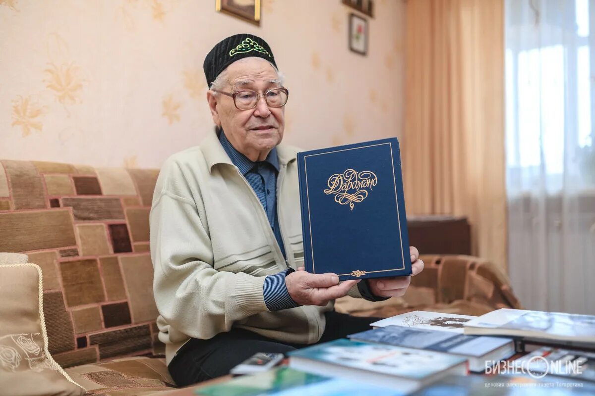 Лирон Хамидуллин. Татарский писатель Шаукат Гали. Абзал ШАМОМ татрскый писатель. Татарский писатель Низамутдинов. Татарский писатель 4