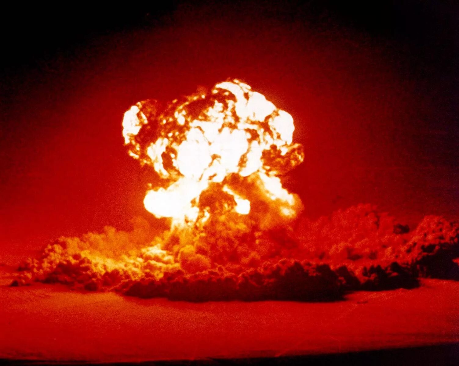 Ядерный взрыв. Красный взрыв. Взрыв фон. Красивый взрыв. Ядерный термоядерный взрыв