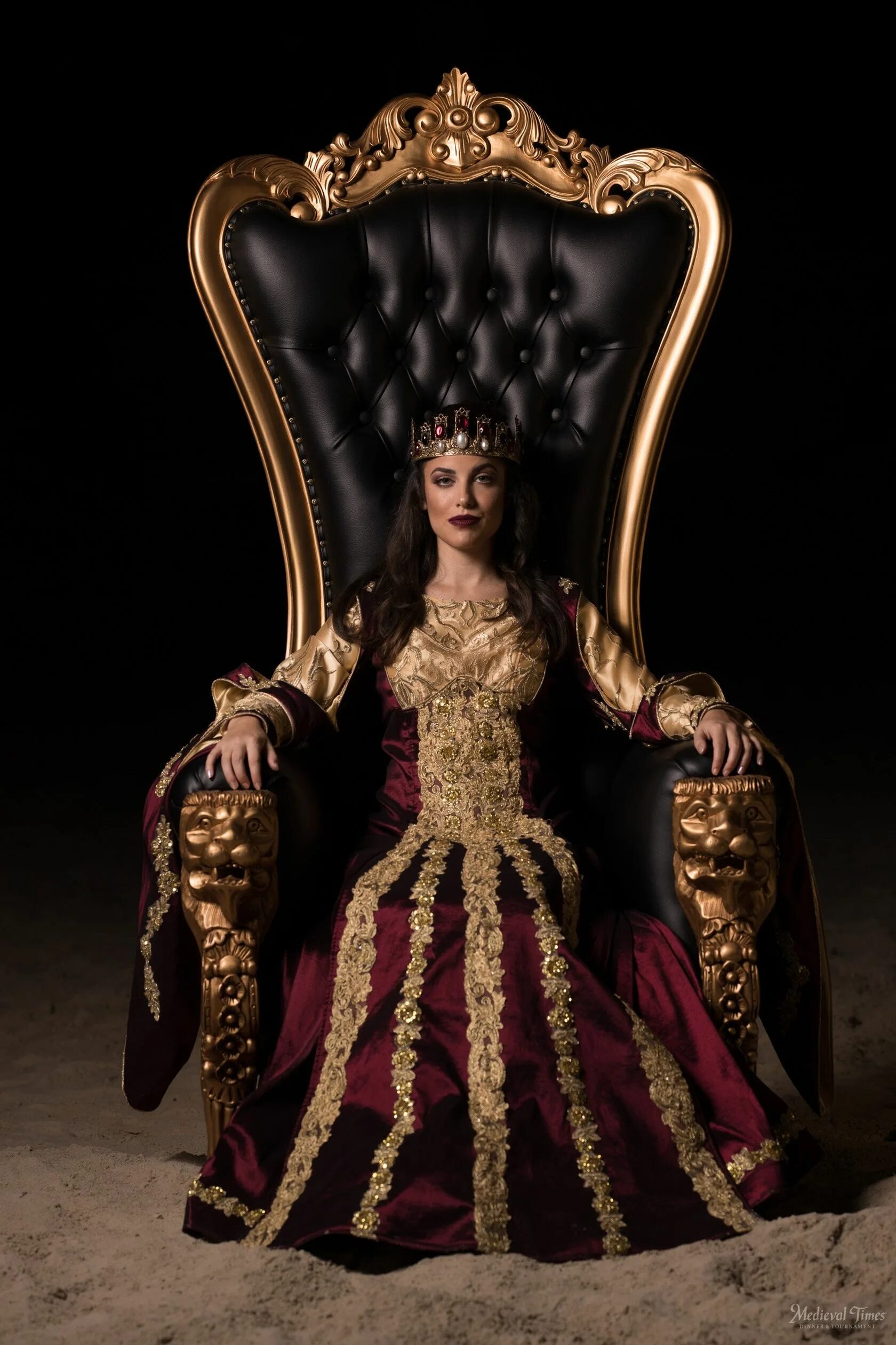 The queen s throne collection. Женщина на троне. Королева на троне. Фотосессия в стиле королевы на троне. Девушка Королева на троне.