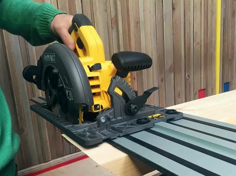 DEWALT DCS 576. Погружная пила DEWALT аккумуляторная. Шина направляющая для циркулярной пилы DEWALT DCS 578n. Направляющая шина DEWALT 576. Адаптер для ручной пилы