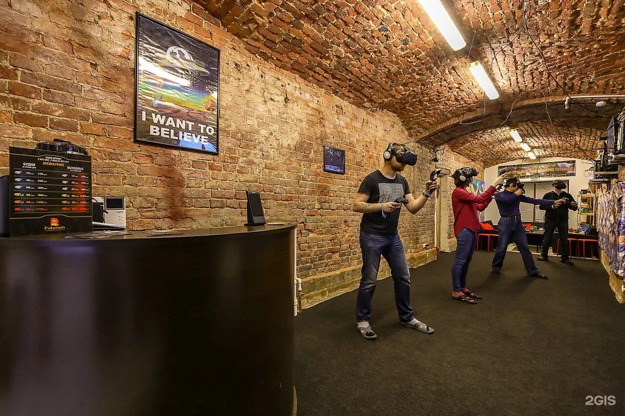 Виртуальная реальность реклама. Дизайн клуба виртуальной реальности. Vr игровые комнаты. Vr комната. Буклет виртуальная реальность.