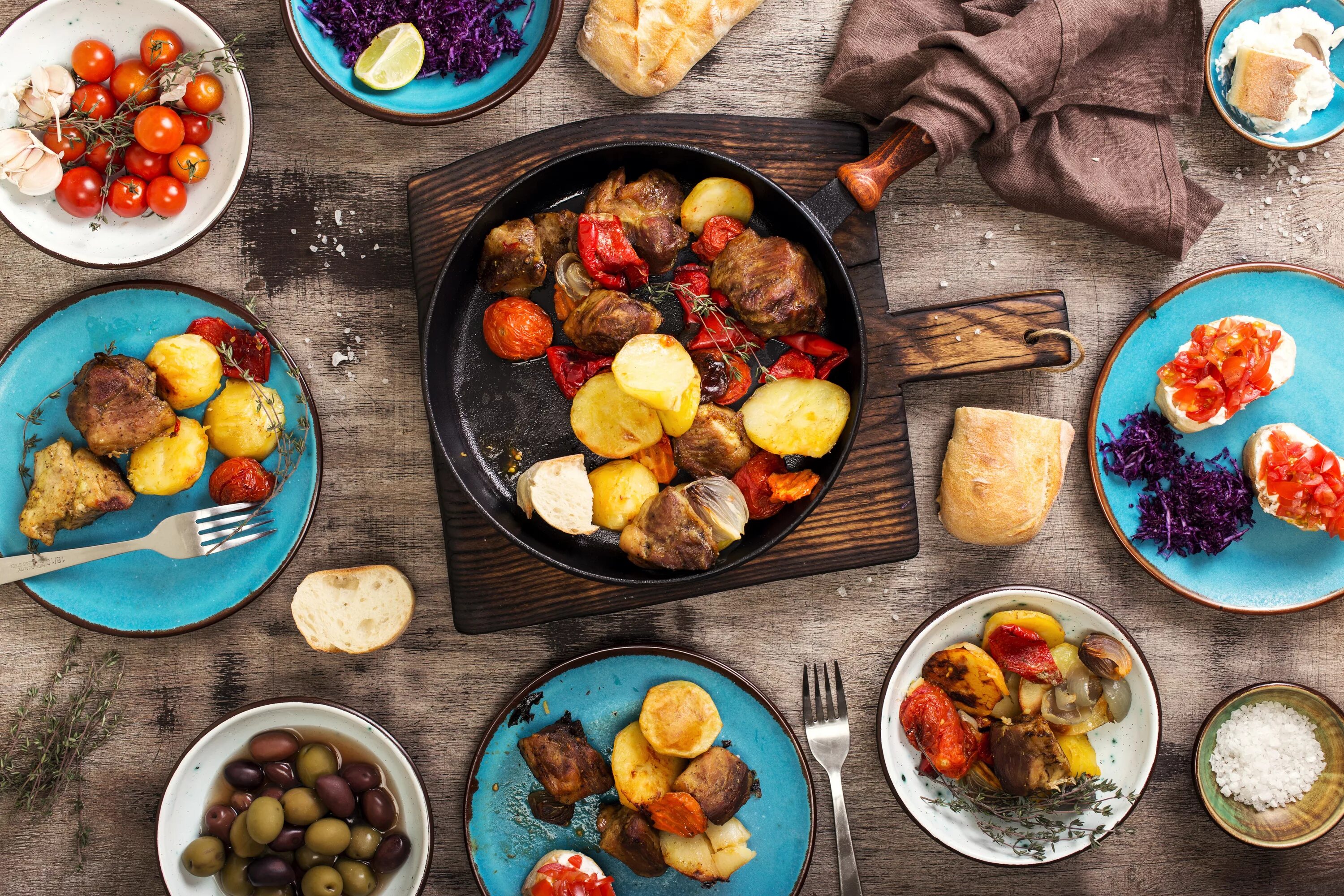 Еда виды блюд. Блюда на столе вид сверху. стол с едой вид сверху. вкусная еда на столе вид сверху. много блюд на столе вид сверху.
