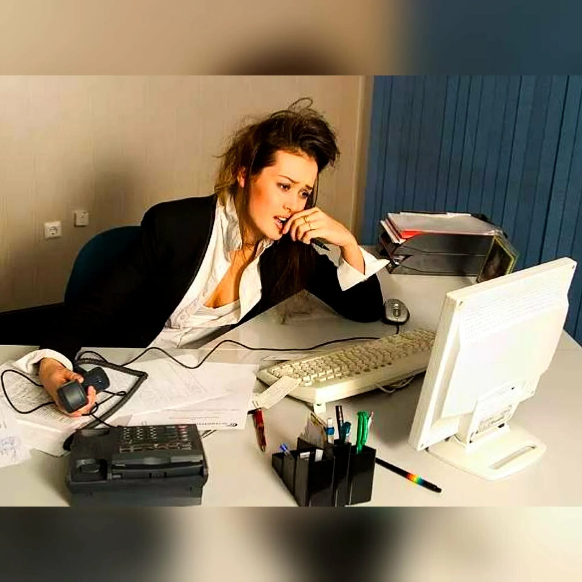 Видео люди на работе. Уставшая женщина на работе. Усталая женщина в офисе. Работа.