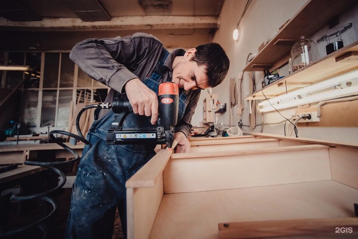 Сборщик мягкой мебели вакансии. Сборщик диванов. Сборщик обивщик мебели. Мебельная фабрика король диванов клещевка. Сборщик мягкой мебели вакансии.