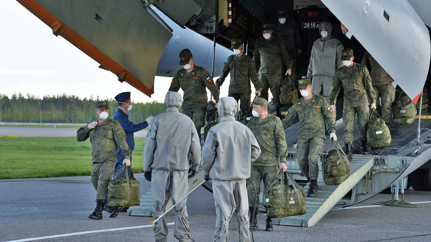 Военная операция направленная на. Поддержка военнослужащих. Военный врач вс РФ. Военные врачи русской армии.