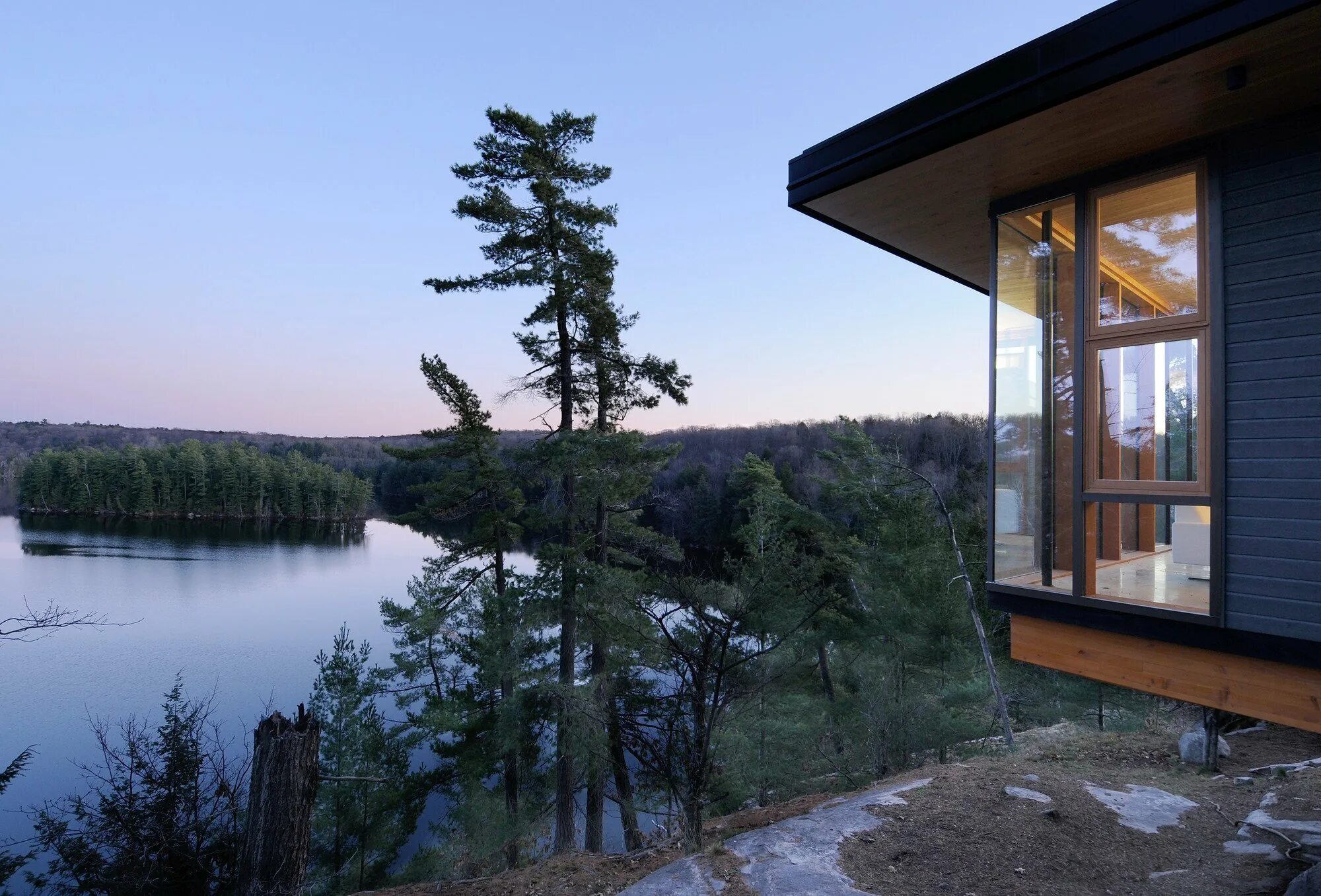 Дом на берегу озера. Онтарио канада коттеджи у озера. Экодом штат вашингтон (пьюджет-саунд). Современный дом у озера. Дом со своим берегом.