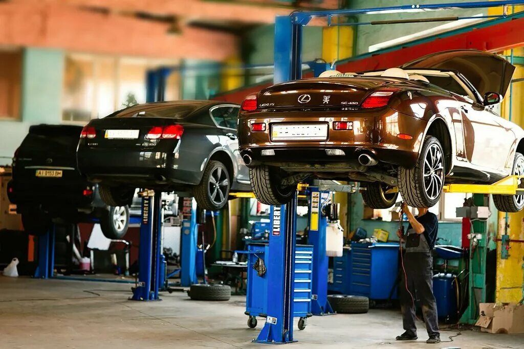 машина на подъемнике в автосервисе. автослесарь. автомобили service. техцентр сервис авто. автомобиль в автосервисе.