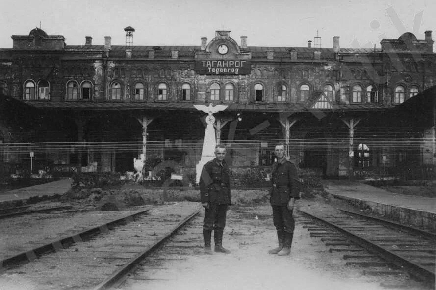 Старый вокзал Таганрог. Таганрог вокзал фашисты. Таганрог старый Железнодорожный вокзал. Включи старая станция
