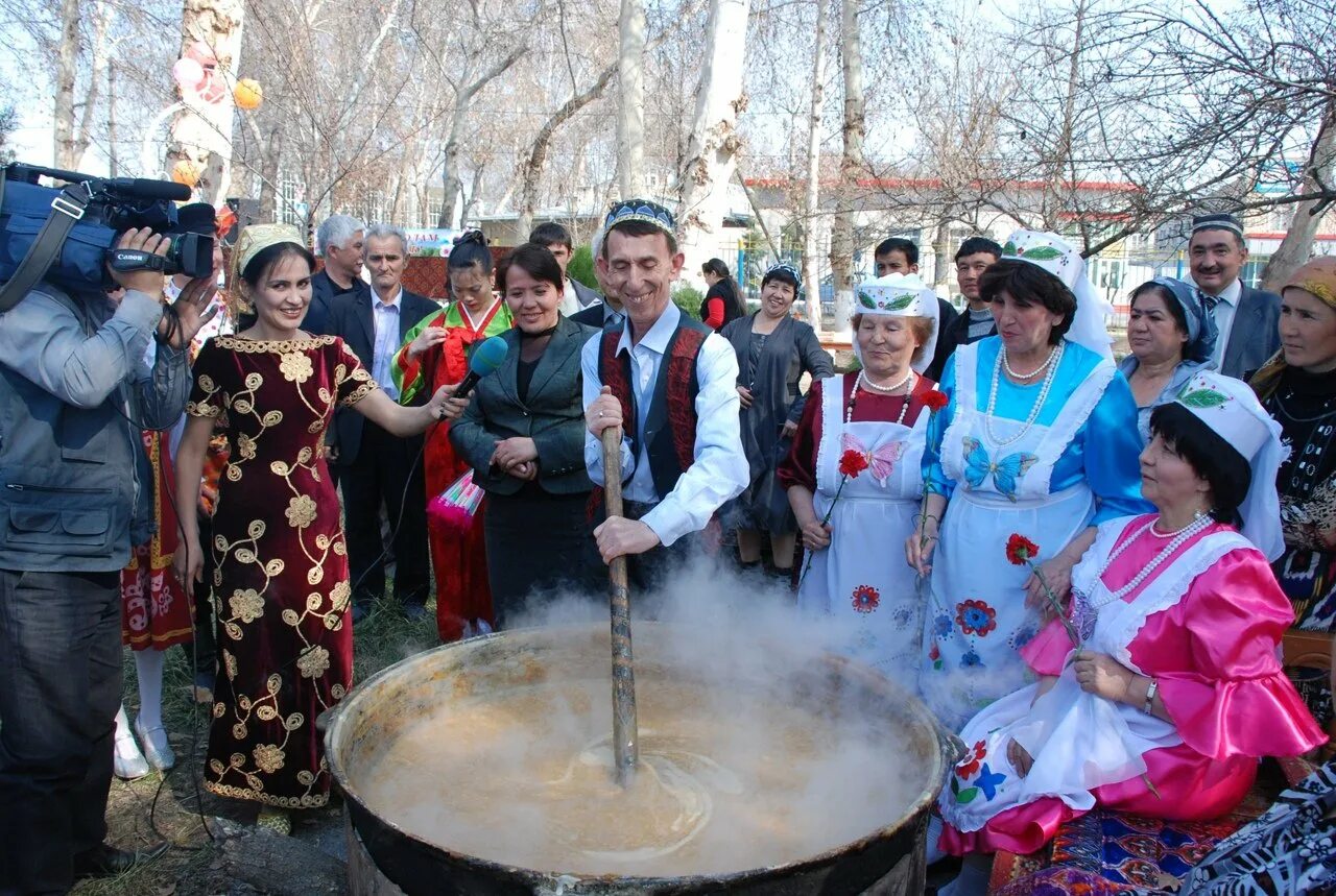 Навруз в узбекистане картинки. Узбекистан праздники сумаляк. Праздник Навруз сумаляк. Сумаляк в Узбекистане. Сумаляк Навруз Ташкент.