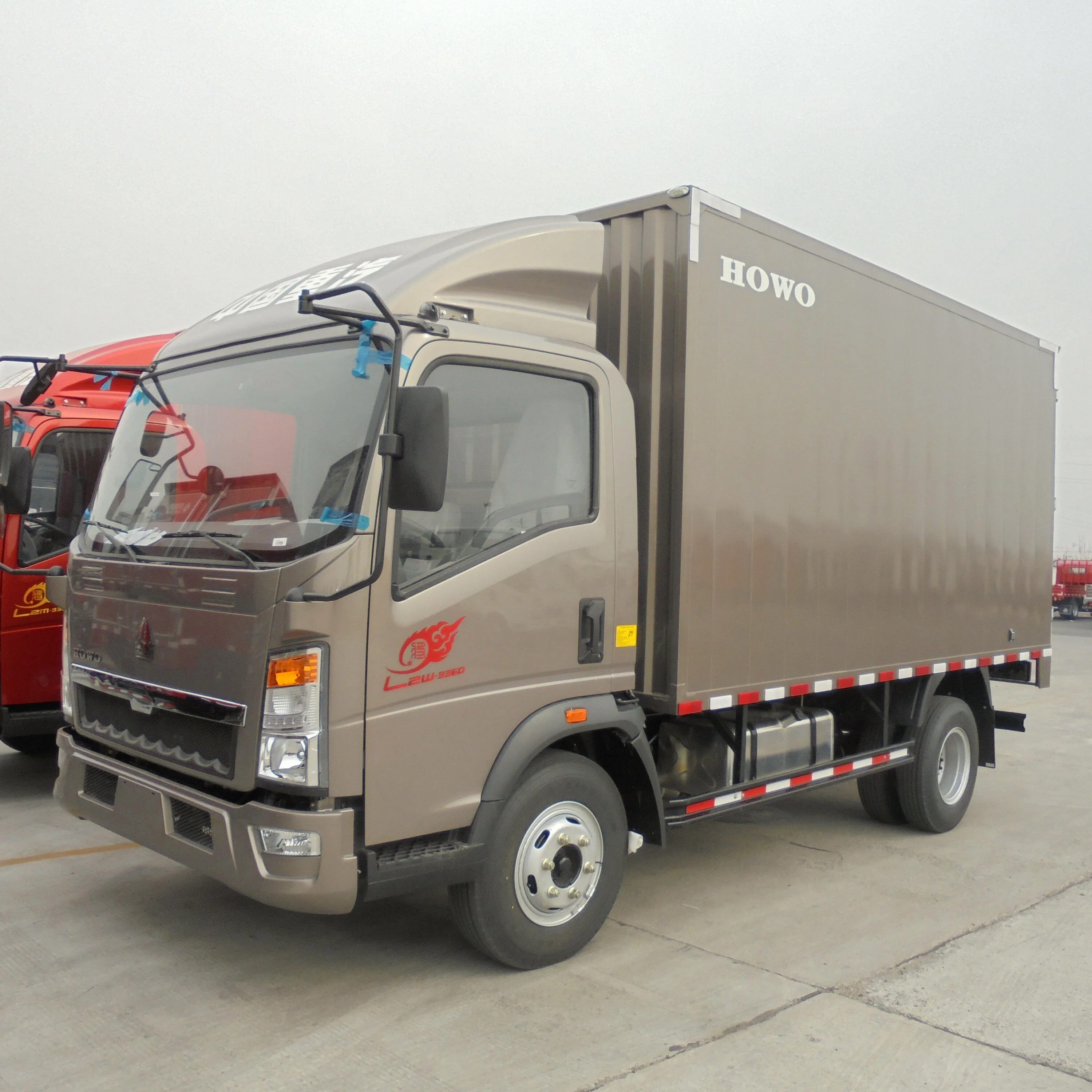 Купить грузовик категории в. Dongfeng грузовик 5тонн. HOWO 10 тонн 4x2. Dongfeng грузовой фургон 10 тонн. Dongfeng 2.5 грузовой.