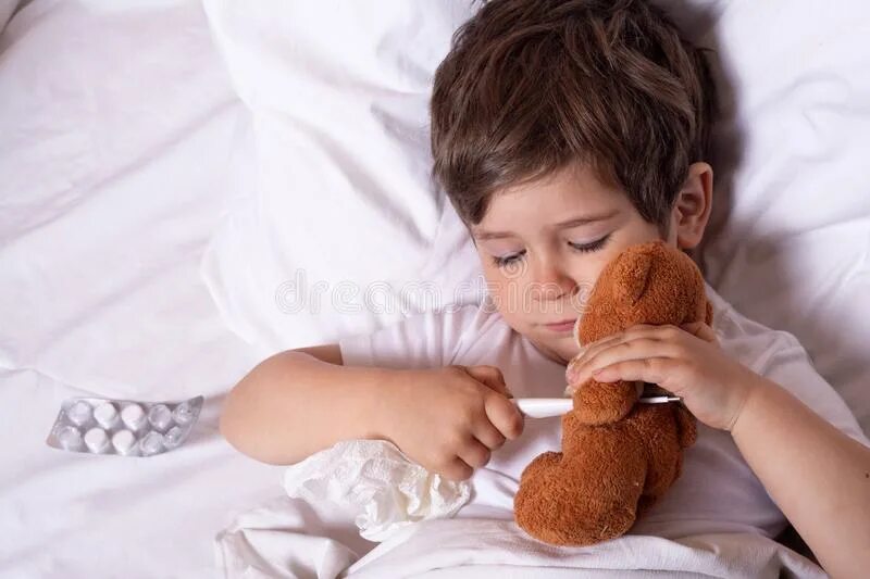 Больный. Милое фото больного. Малыш в кровати температура. Маша с температурой в кровати.