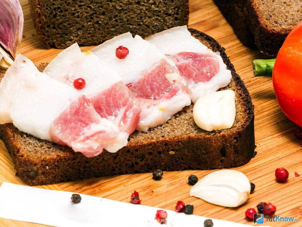 Сало будет вкусным. Сало соленое с прослойкой. Сало будет вкусным. Сало соленое. Сало с прослойкой мяса.