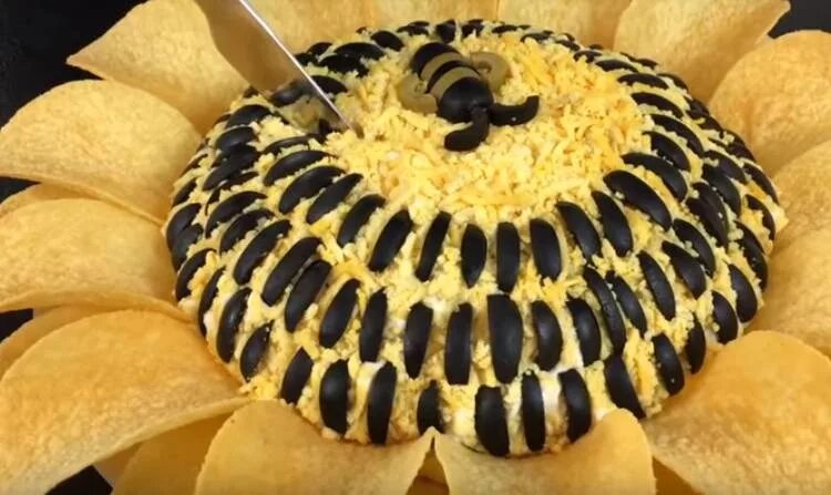 Подсолнух с жареными грибами. Салат подсолнух с чипсами и курицей и грибами. салат подсолнух с чипсами и копченой курицей и корейской морковью. салат подсолнух с семечками и чипсами. салат подсолнух с копченой курицей и кукурузой.