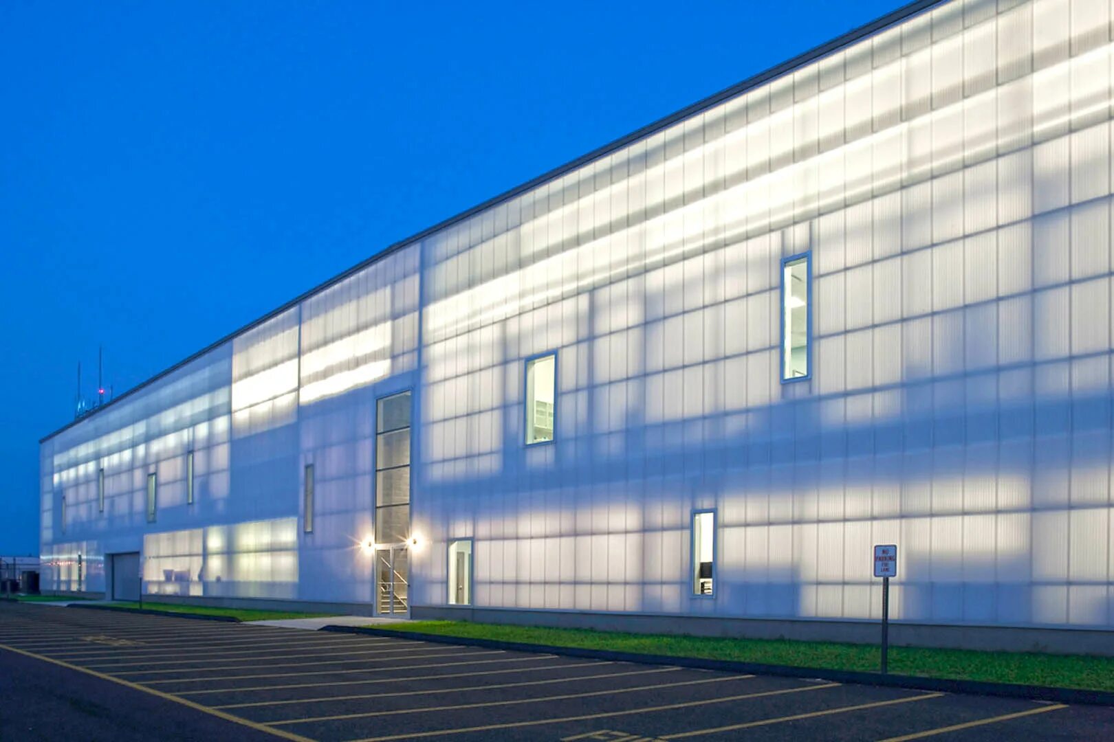 кмд ангар 12*30*6 быстромонтируемый с кран балкой. стены в производственных помещениях. промышленное помещение стена. металлокаркас ангара под сэндвич панели. здания из сэндвич-панелей ral 7016.