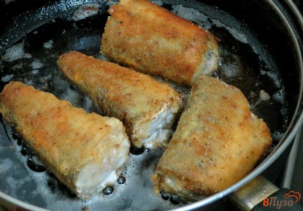 Рыба хек рецепты на сковороде. Хек смажений. Рыба хек жареная. Хек жареный на сковороде. Хек тушка жареный.