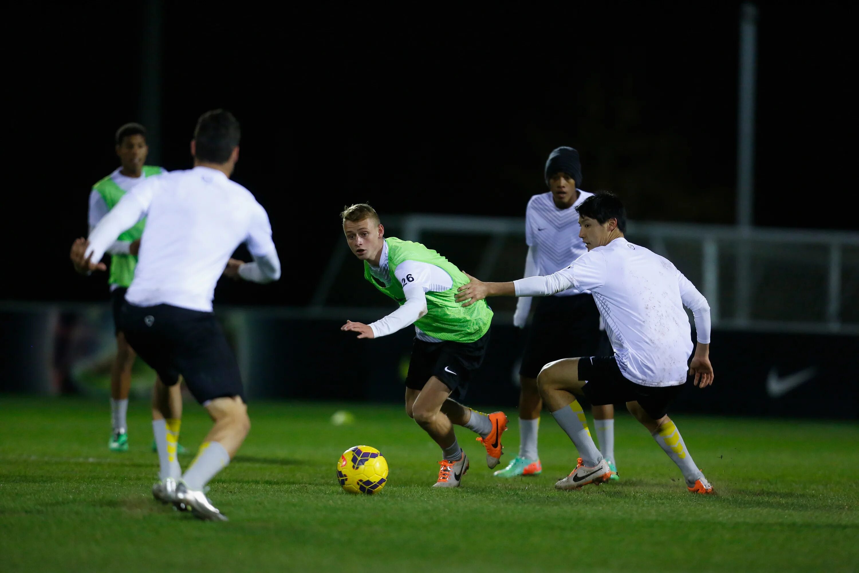 Действие перед игрой. Nike Football Academy. Футбол тренировка. Футбольная разминка перед игрой. Комплекс разминки футболистов.