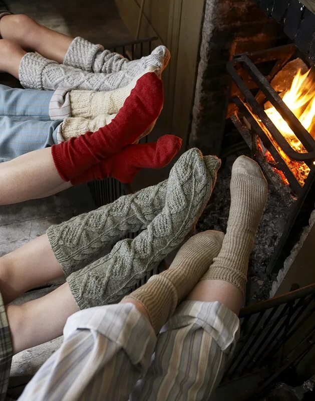Связываем теплом. Теплые уютные носочки. Тёплые носочки зимние. Ноги возле камина. Уютные шерстяные носки.