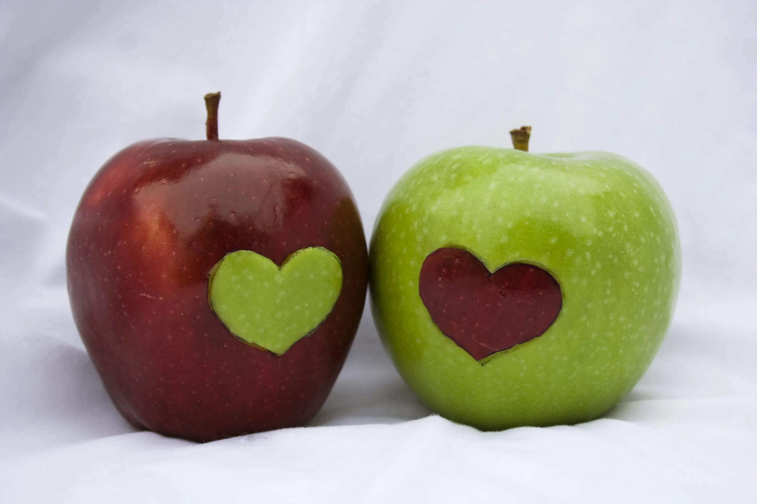 Яблоко в 2 месяца. Яблоко в форме сердца. Половинка яблока. Две половинки яблока. Фрукты в форме сердца.