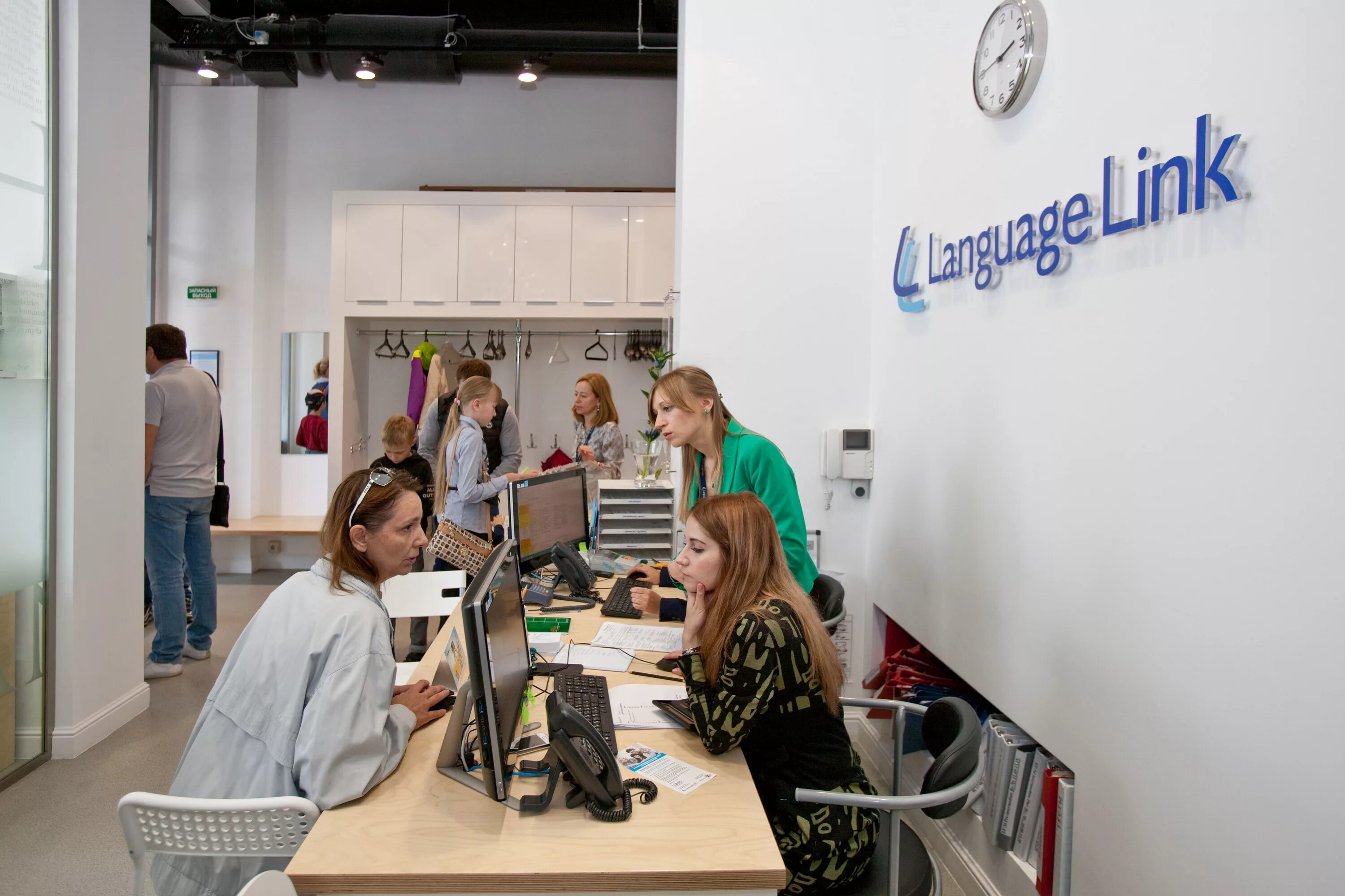 Language link оренбург преподаватели. Лингвистический центр москва. Лэнгвич линк оренбург юлия учитель. Языковые центры cae. Stuart language link оренбург.