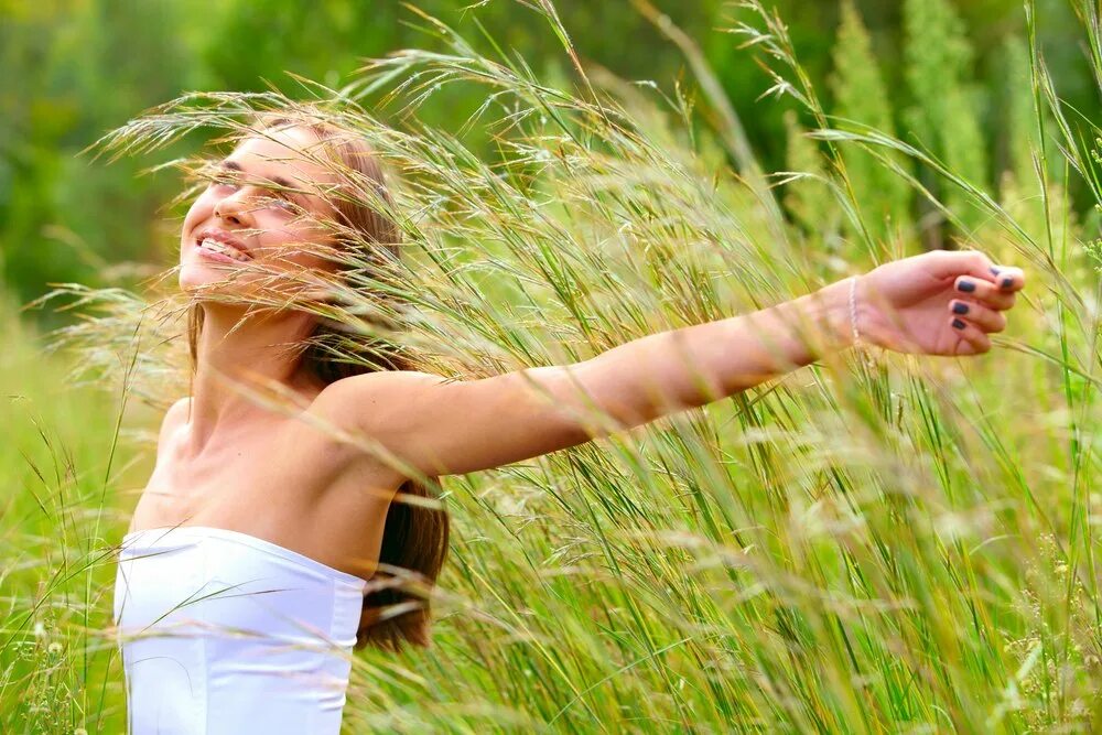 Девушка кружится в платье. Мужчина и женщина в постели. Ссора на кухне. Блондинка с кудрявыми волосами. Женственность.