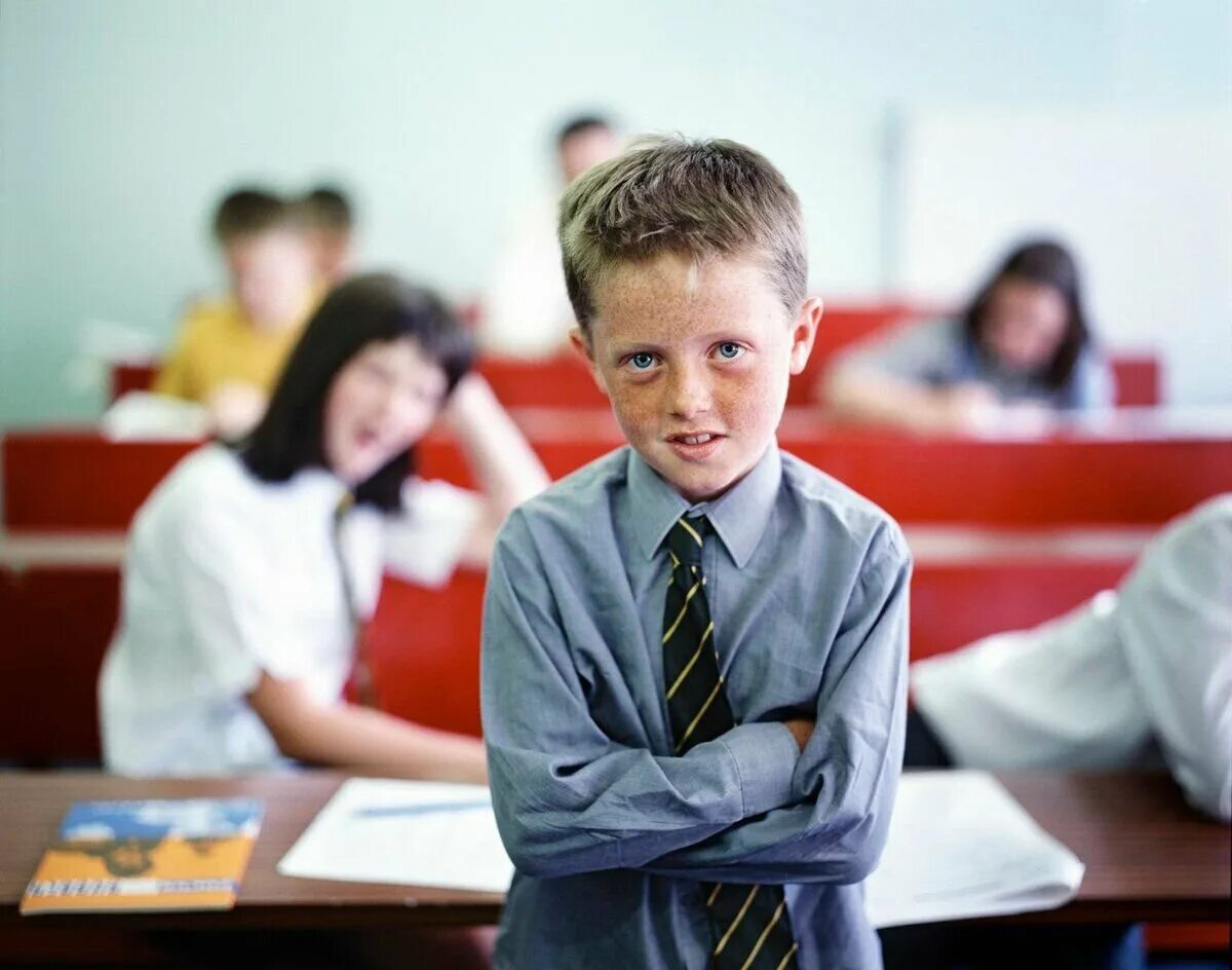 Непослушный ученик. Учителя хулиганы. Радостный ученик. Ребенок в школе хулиган. Советские школьники за партой.