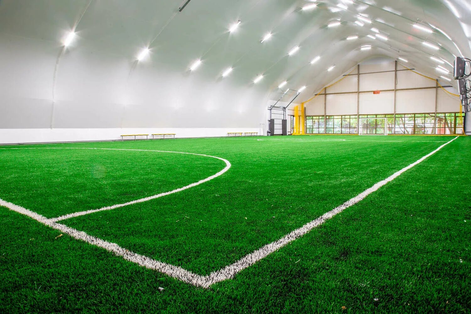 Манеж молния. Футбольный манеж citysport. футбольный манеж красная пресня. манеж озерки арена поле футбольное поле. футбольный манеж чулман арена нижнекамск.