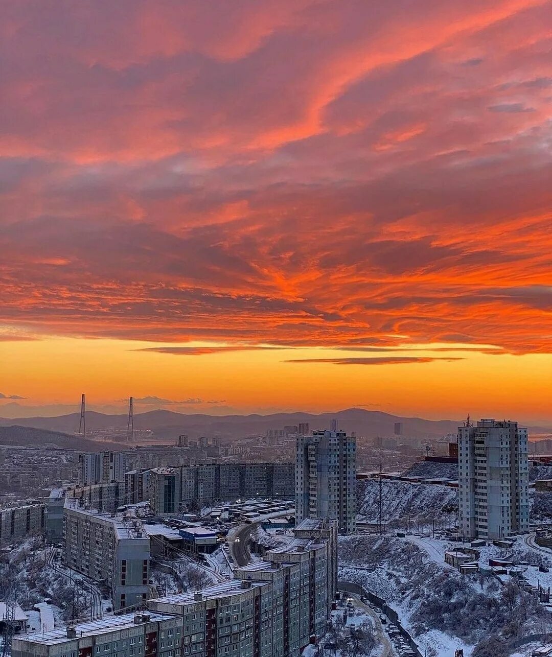 Задымление во владивостоке. Над городами владивосток. Алексеевская сопка владивосток закат. Дым над городом. Владивосток лайвжурнал.