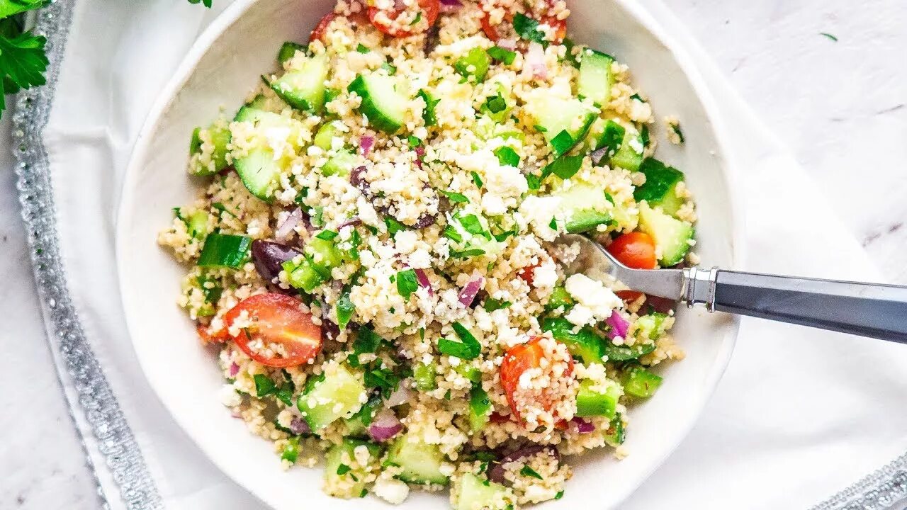Кус кус пп. Кус кус с фетой. овощной салат с кускусом. теплый салат с кускусом и овощами. салат с кускусом и помидорами.