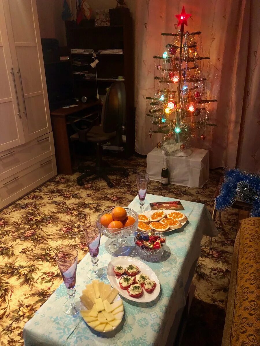 Самый бюджетный новый год. Новый год семейный праздник. Фотозона намновый год со снегирями. Рождество семья. Еда на новый год.