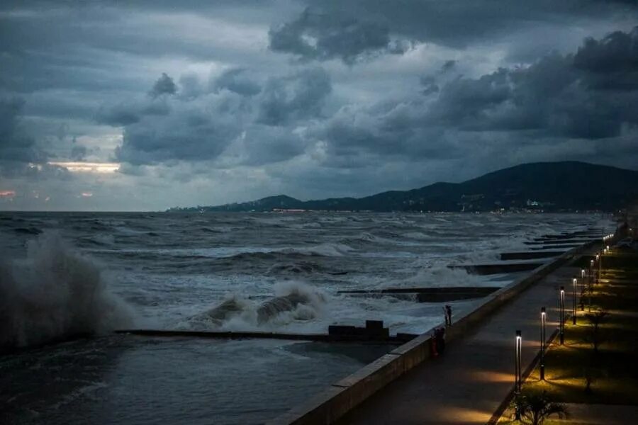 Град в сочи. Дождь в сочи фото. Сочи дождь набережная. Сочи гроза ливень. Проливные дожди в сочи.