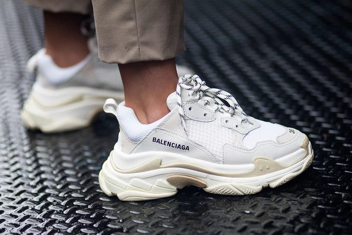 Balenciaga цум. Баленсиага кроссовки 2022. Баленсиага кроссовки Triple s. Белые Баленсиаги. Баленсиага кроссовки 2020.