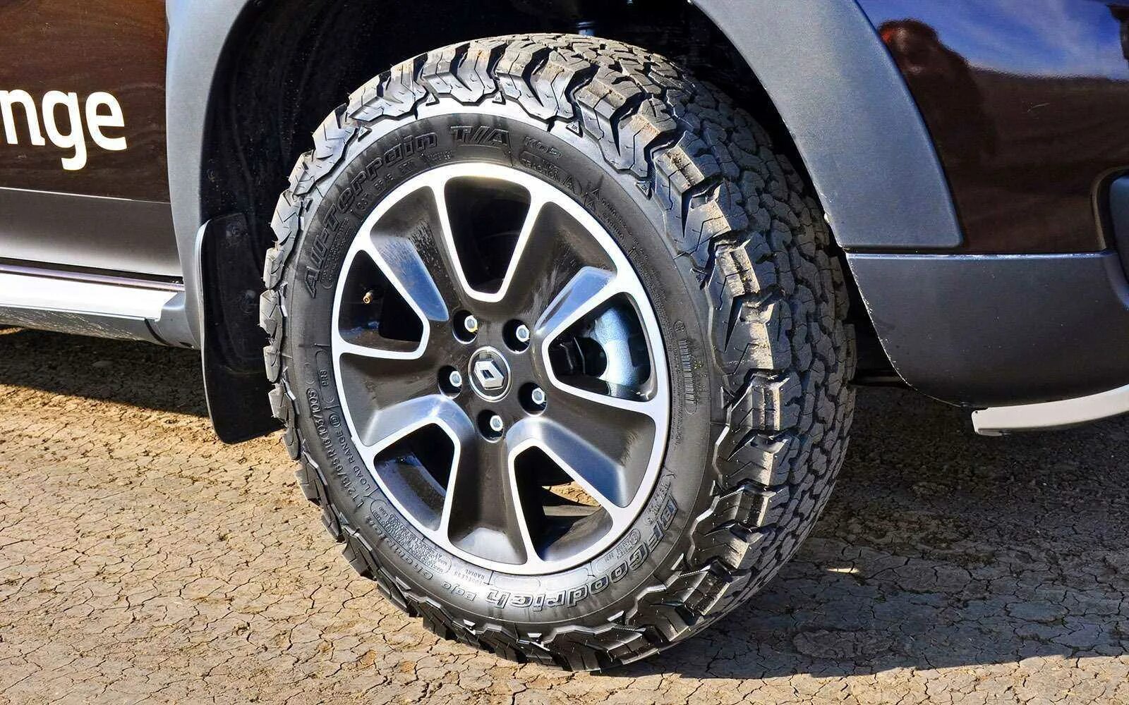 BFGOODRICH all-Terrain 215/65 r16. BFGOODRICH 215/65 r16 all-Terrain на Рено Дастер. BFGOODRICH all-Terrain t/a ko2 215/65 r16. Шина Renault Duster 215/65 r16. Размер резины на рено дастер