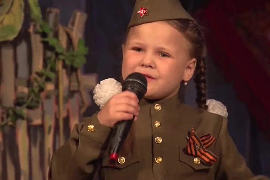 День победы слушать хор. Дети поют о войне. Дети в военной форме поют. Дети поют день Победы. Поем о войне.