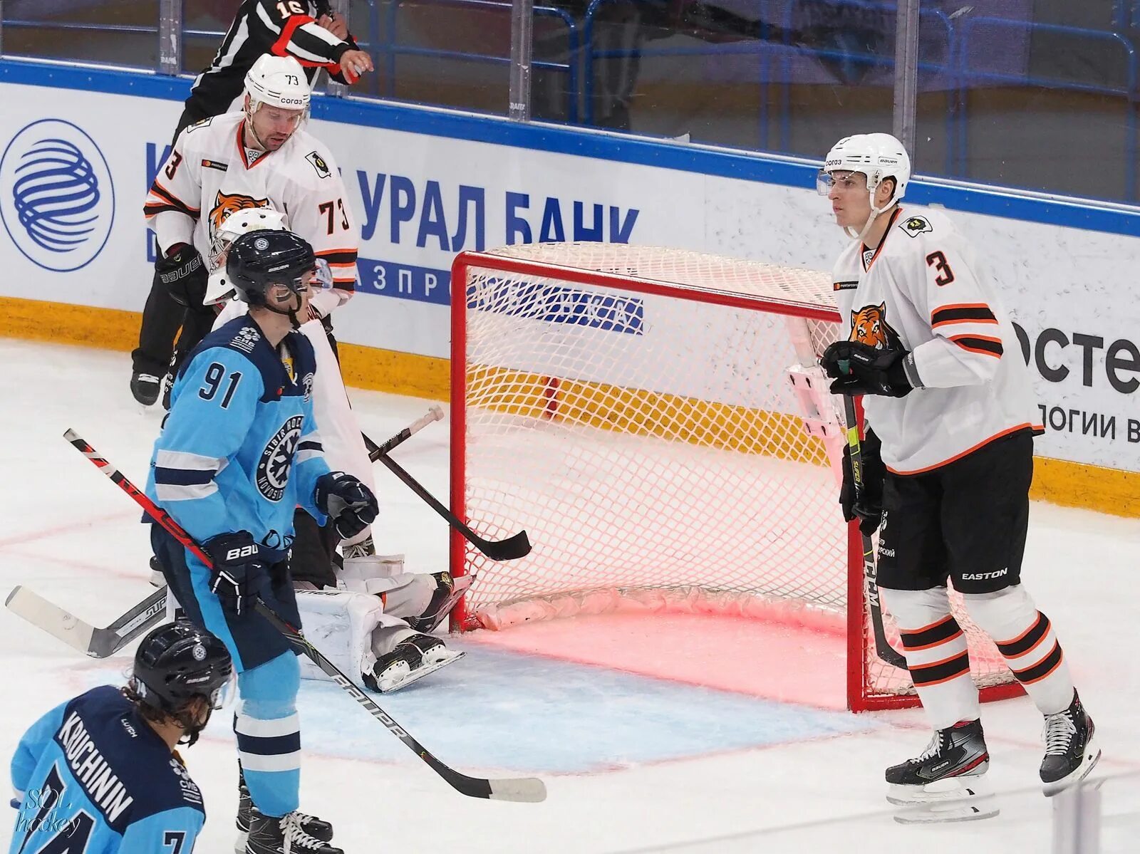 Амур игра сегодня. Шайба нефтехимика. Амур хк цска. Витязь подольск хоккей 2005. Как сыграл амур сегодня.