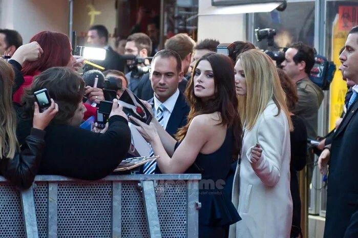 джастин бибер поклонницы. встреча с поклонниками. кумир и фанаты. фанаты фото. встреча с фанатами.