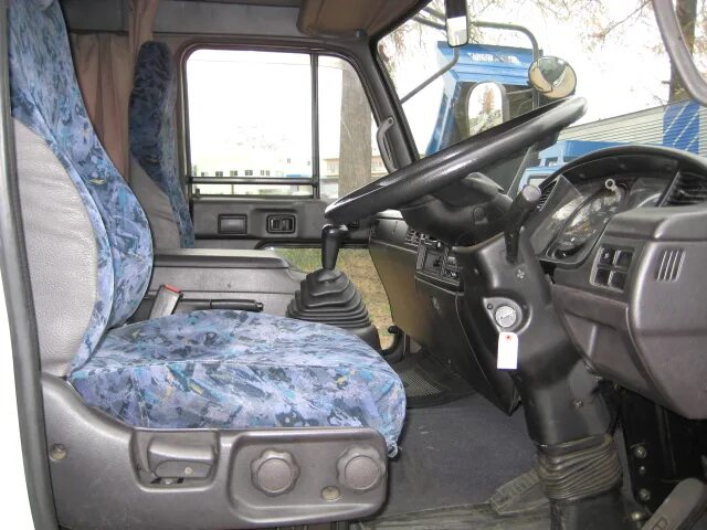 Nissan diesel седельный тягач кабина. Салон nissan diesel ud. Ниссан кондор 3 тоник. Nissan atlas 1990 салон. Ниссан дизель салон.