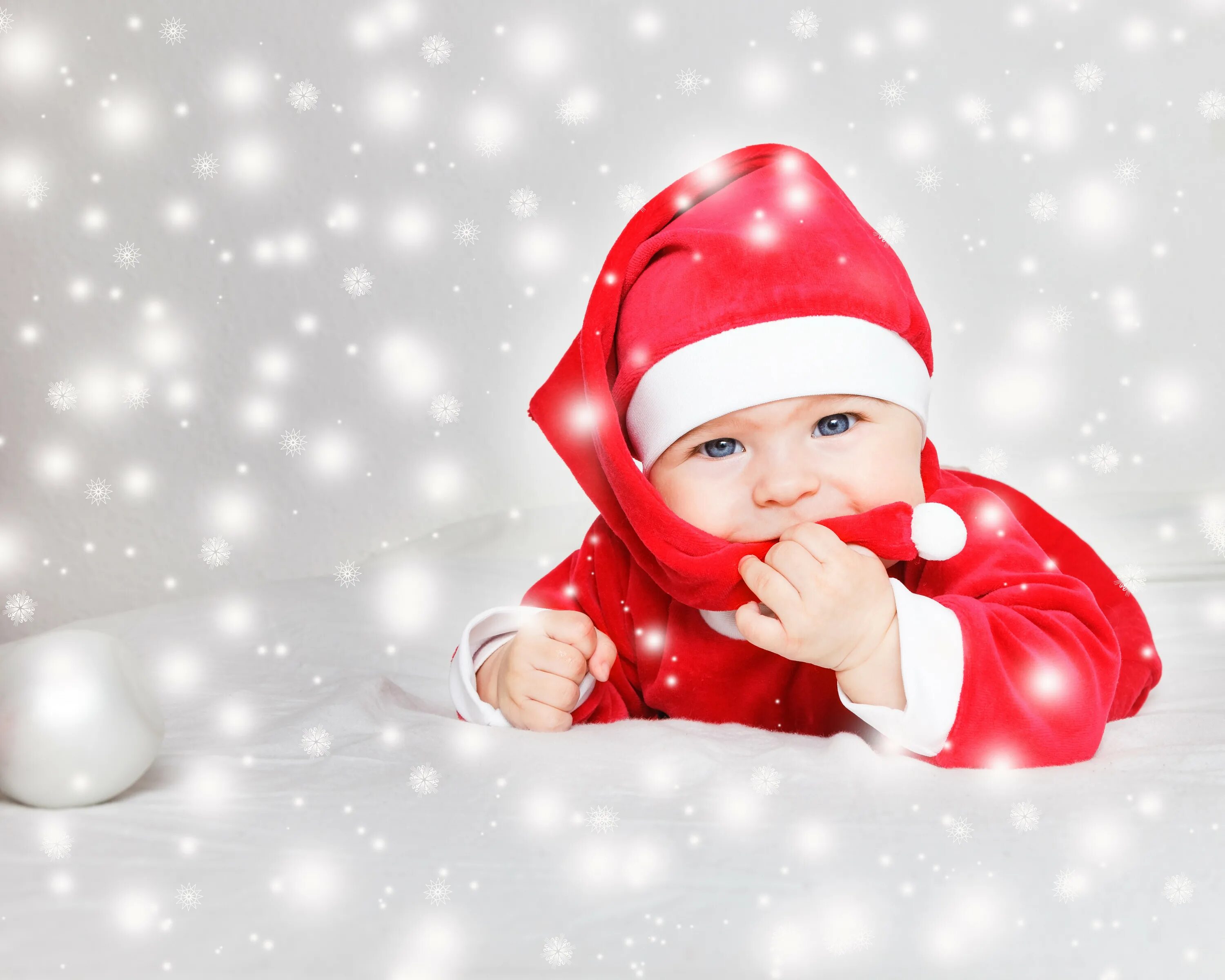 Новый ребенок сайт. Ребенок в шапке Деда Мороза. Ребенок в новогоднем колпаке. Малыш в новогоднем колпаке. Новорожденные в новогоднем колпаке.