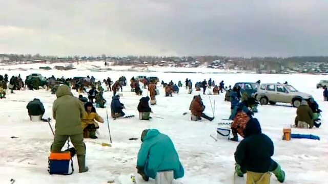 Клев в перми. Зимняя рыбалка в Пермском крае. Зимняя рыбалка на реке Кама. Рыбалка в Пермском крае зимой. Первый лед Пермский край.