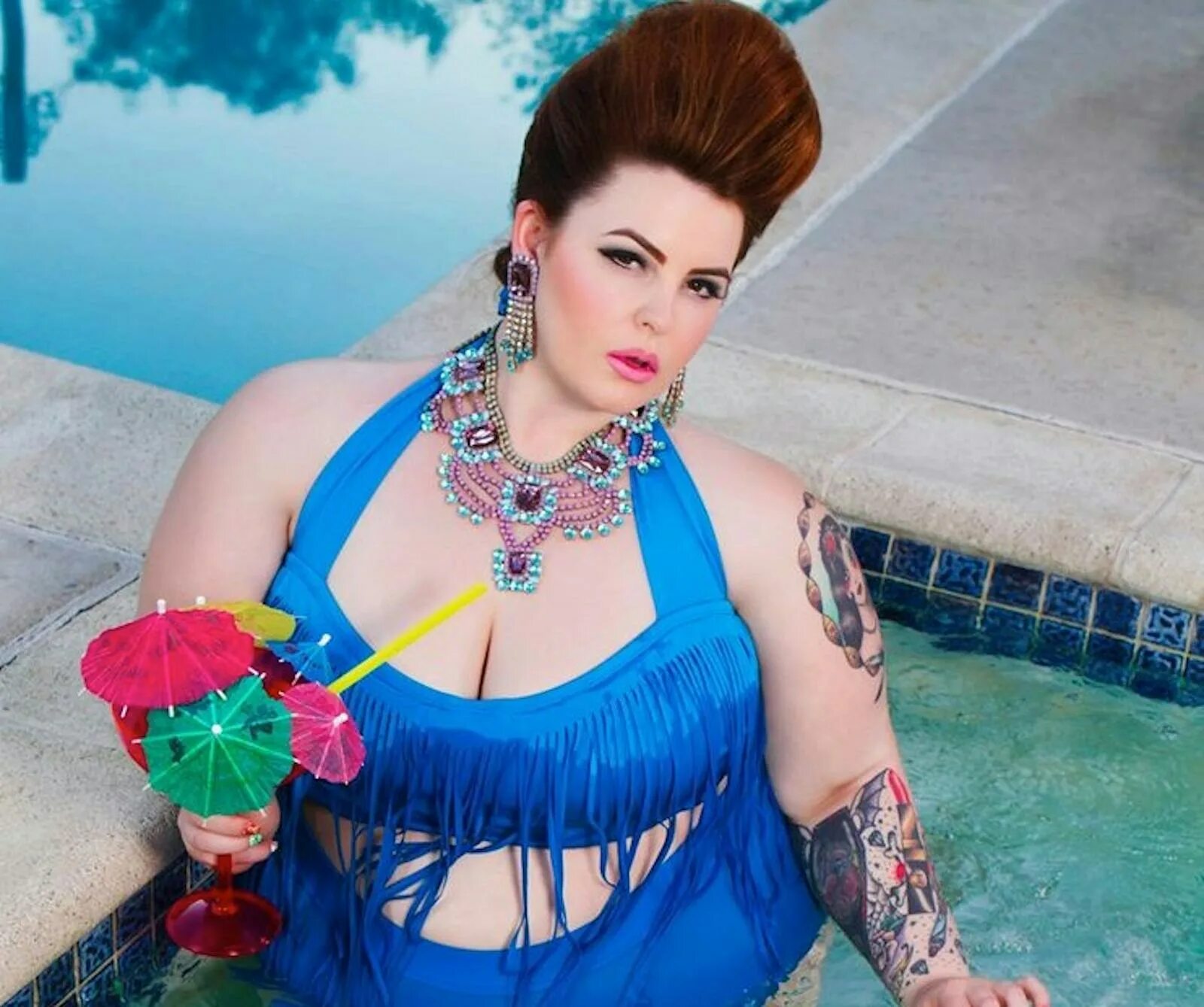 Ютуб холидей. Тесс холидей в купальнике. тесс холидей 2025. tess holliday в купальнике. модель плюс сайз тесс холидей.
