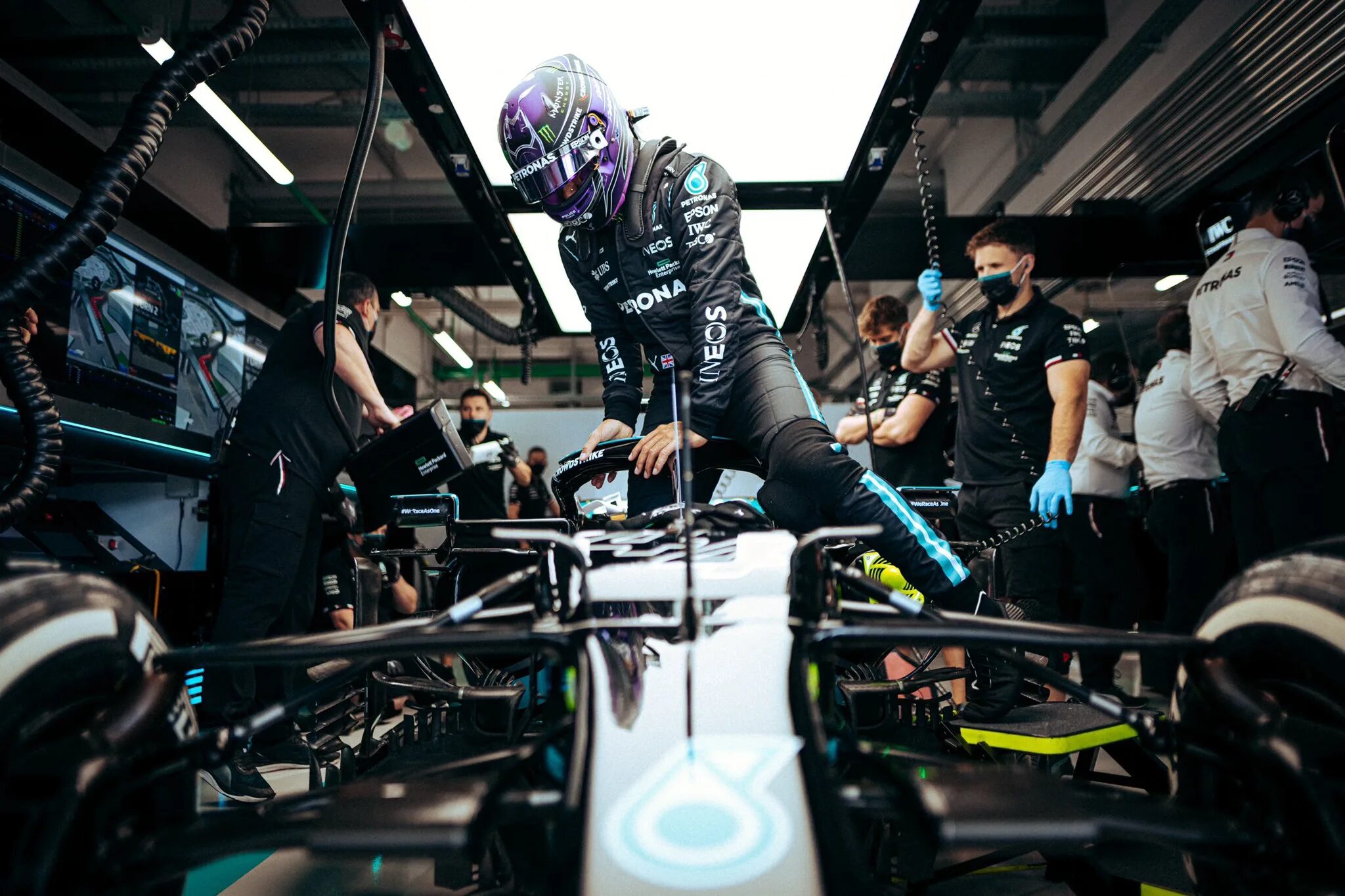 Sochi f1 Hamilton. Пилоты ф1. Команда Мерседес формула 1 пилоты. Команда Мерседес формула 1 2021. Sport live f1