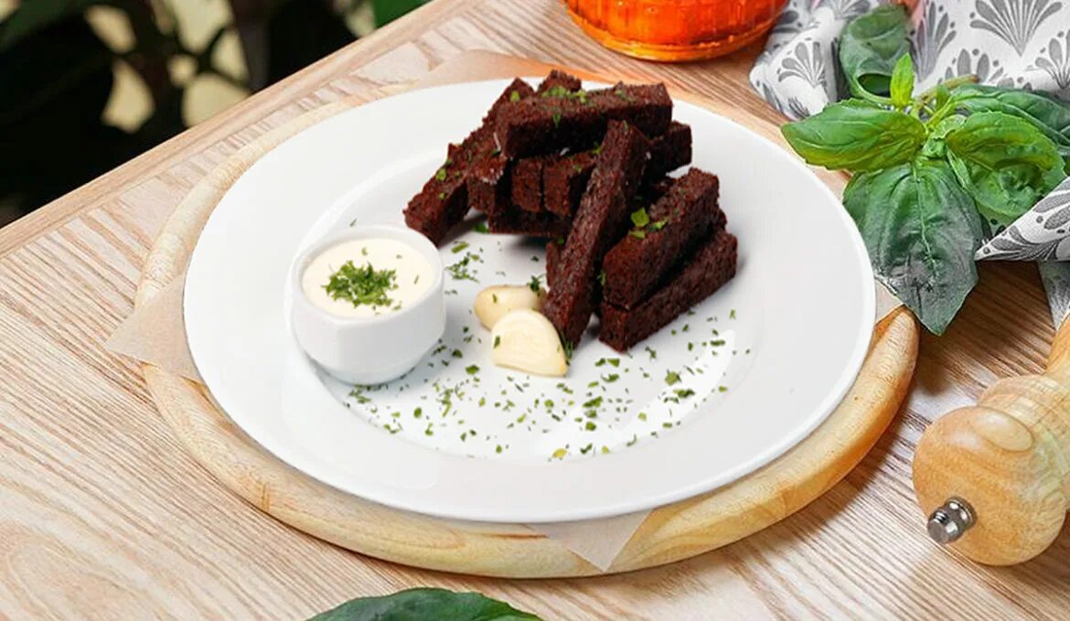 Чесночные гренки с соусом тар-тар. Гренки лутовские. Гренки с чесночным соусом. Чесночные гренки. Гренки с чесночным соусом.