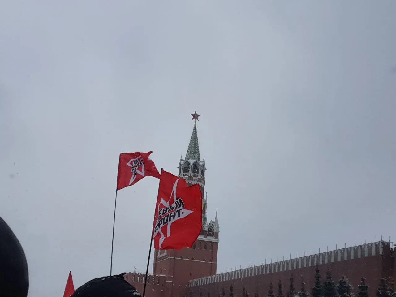 Митинг КПРФ 21 января на красной площади. Знамя Ленина на фронте. День памяти Ленина 21. Главная площадь национальное достояние России.