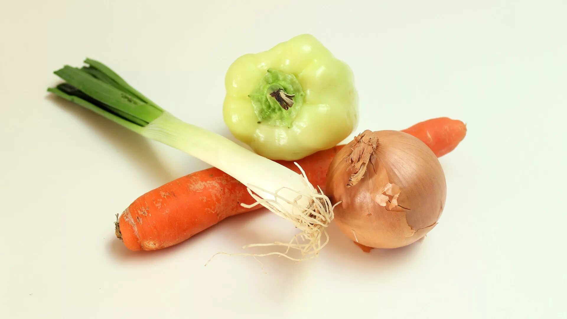 Лук и морковь. Овощи морковь лук. Морковка и лук. Луковица морковь.