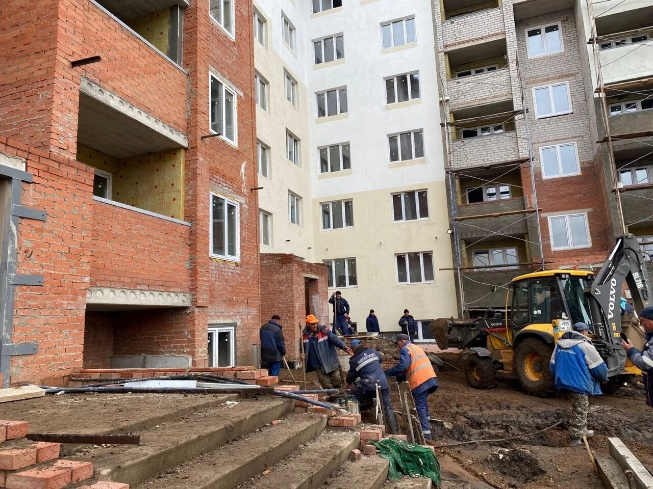 Стройка домов. Строительство многоквартирных домов. Стройка на улице. Пятиэтажный дом. Техстройсервис