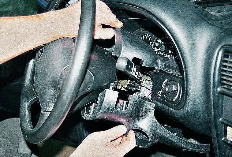 Противоугонный замок 2110. Детали рулевой колонки ваз 2107. Подрулевые переключатели для автомобилей bmw. Шлейф подрулевой kia cerato 2. Кожух рулевой колонки газ 3110.